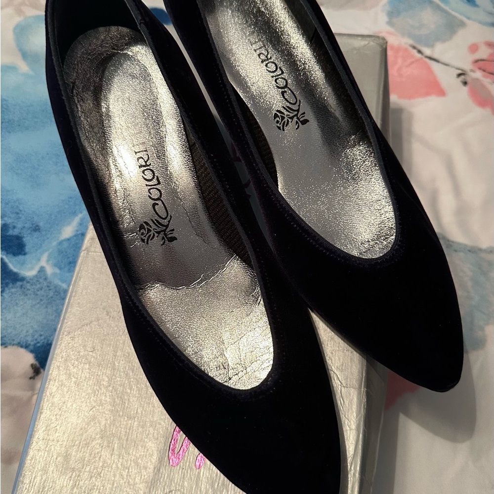 Chic Plush Navy Heels by Coloriffics